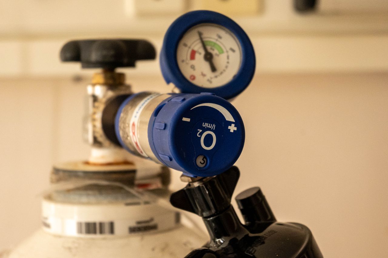 services-03 Detailed view of an oxygen tank with a pressure gauge, showcasing medical equipment usage.