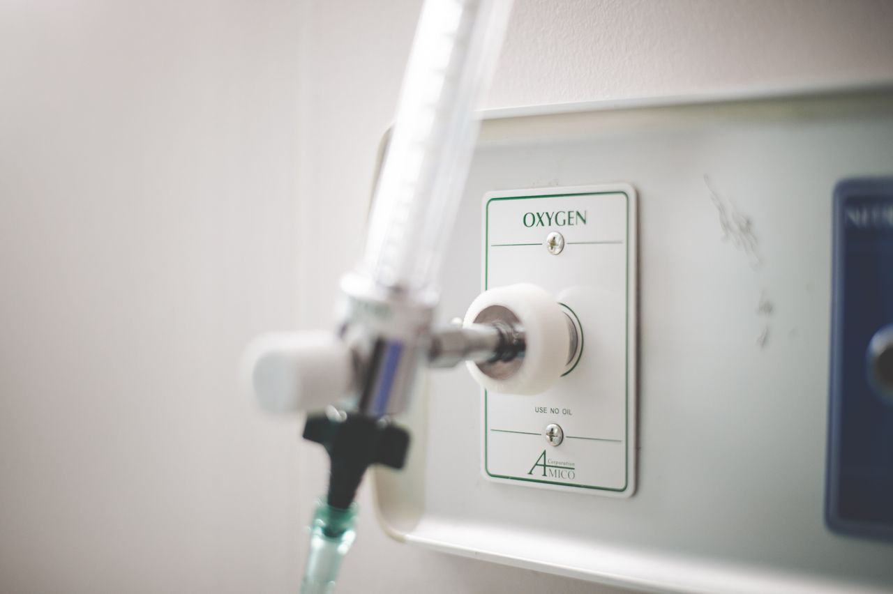 hero-img-02 A detailed view of an oxygen outlet on a medical wall panel, used in healthcare facilities.